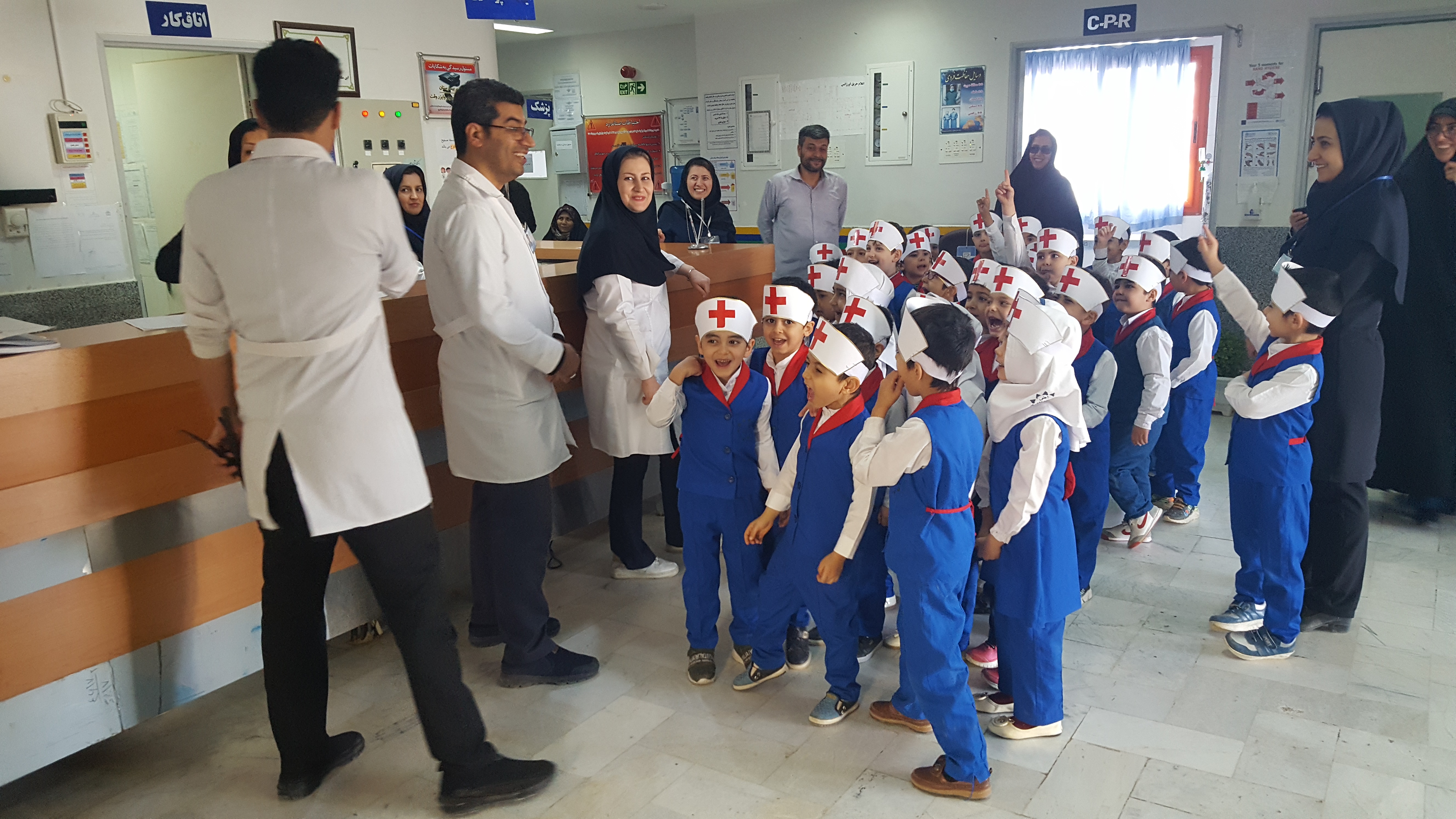 بازدید و اهدای گل به پرستاران بیمارستان شهدای فاروج از طرف بچه های مهدکودک